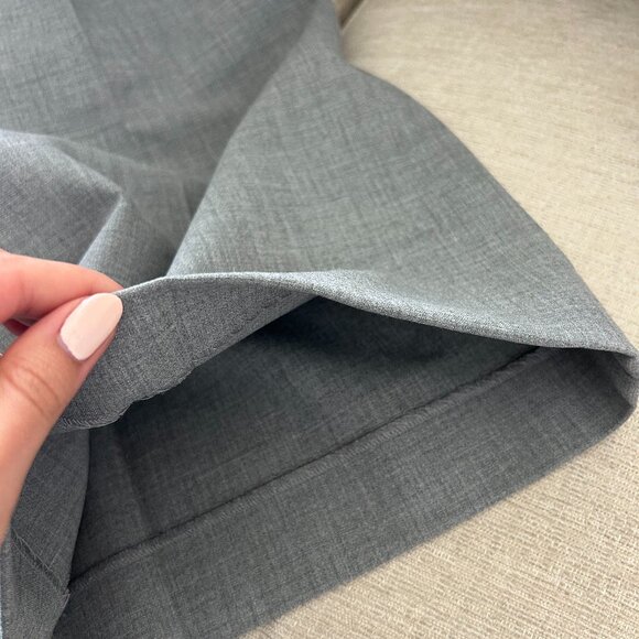 Babaton (Aritzia) Grey Pleated Bermuda Shorts. Size 6. - Picture 8 of 8